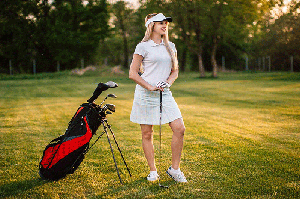 Những cách chọn Quần áo golf nữ phù hợp với từng dáng người
