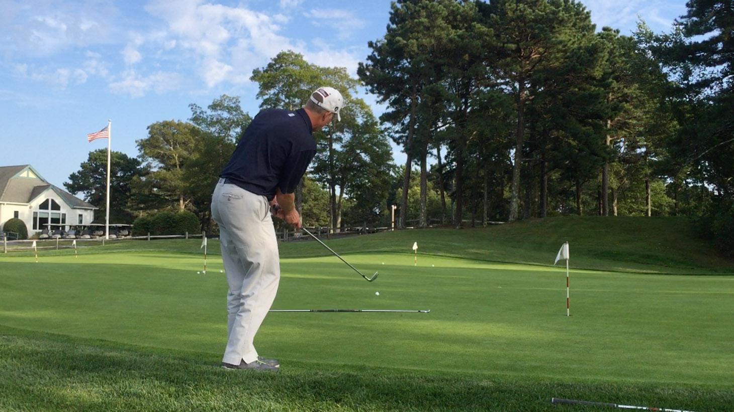 Thực hiện cú chip trong golf đầy ấn tượng 